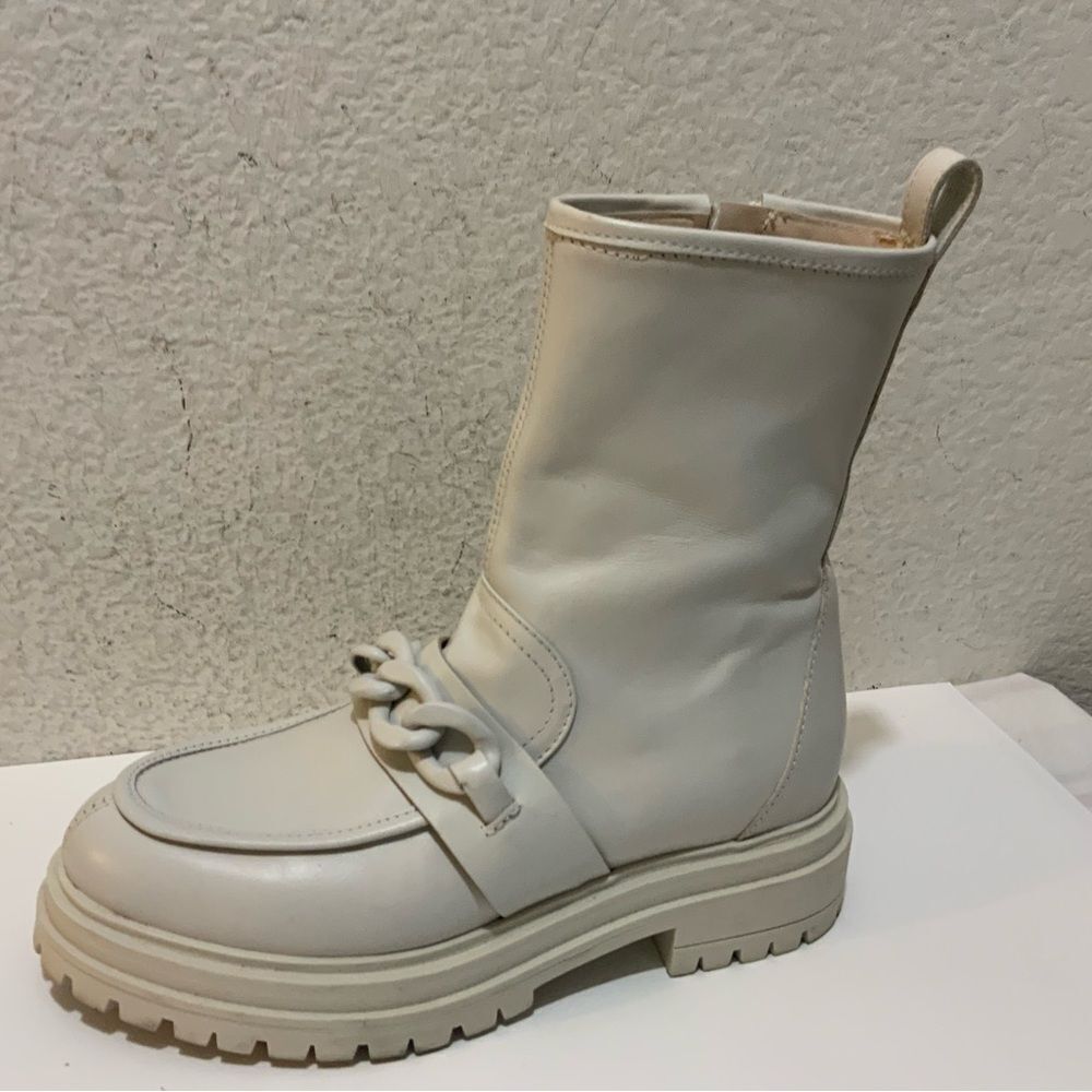 NAPOLEONI Italy Made Lug Sole Leather Beige
Milk Chain Detail Boot